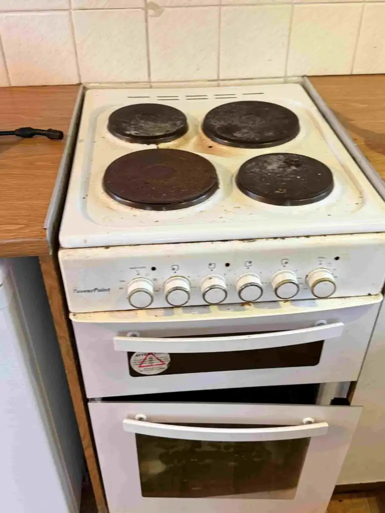 Discover the most common cleaning mistakes tenants make before moving out. Our end of tenancy cleaning Tralee guide helps you pass the final inspection with confidence.