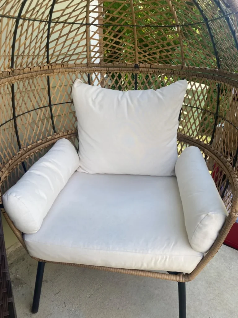 Velvet, linen or microfibre sofa? Discover why care labels, colourfastness, moisture and fabric construction matter before upholstery cleaning.

